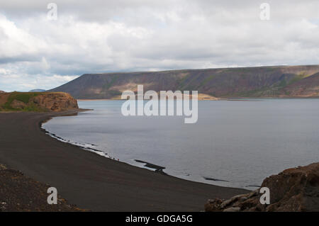 Islande : le sable noir et les roches du lac Kleifarvatn, sur la péninsule de Reykjanes et sur la zone de la fissure de la dorsale médio-Atlantique Banque D'Images