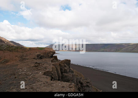 Islande : le sable noir et les roches du lac Kleifarvatn, sur la péninsule de Reykjanes et sur la zone de la fissure de la dorsale médio-Atlantique Banque D'Images