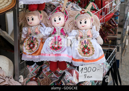 Les poupées hongroises sont en vente dans un magasin de tourisme de Budapest, en Hongrie. Banque D'Images