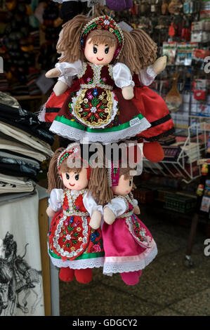 Poupées hongrois en vente sur une boutique touristique à Budapest, Hongrie. Banque D'Images