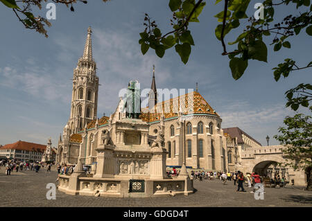 Une statue de Saint Stephen, Grand Prince de l'hongrois et le premier roi de Hongrie dans le Bastion des pêcheurs face à la Ma Banque D'Images