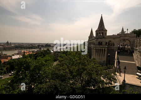 Deux des sept tours de la terrasse du Bastion du pêcheur dans un style néo-gothique et néo-roman. Il offre une vue panoramique sur le Banque D'Images