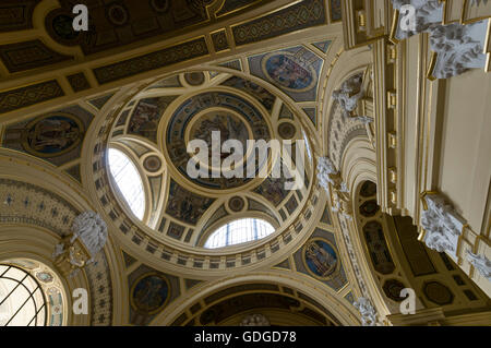 L'intérieur du dôme décoré dans l'une des deux entrées principales du spa Szechenyi et de la piscine dans le parc de la ville de Budapest Banque D'Images