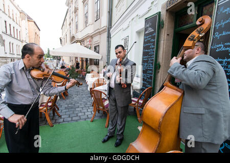 Un petit groupe de musiciens tziganes hongrois jouant de la musique hongroise dans un restaurant du Bastion des pêcheurs du château de Buda Banque D'Images