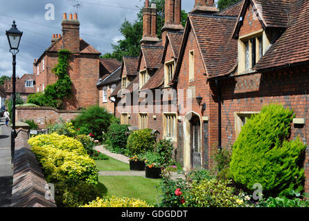 Berkshire - Sonning village - Robert Palmer hospices c1850 - rouge brique - gables- cheminées - carreaux - sur le jardin de l'été Banque D'Images