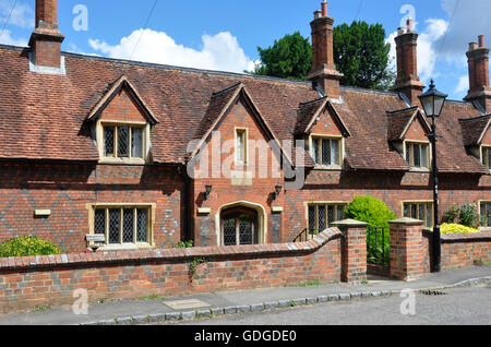 Village Sonning Berkshire - Façade Robert Palmer hospices c1850- Red Brick - gables - diamant vitres - sunlight Banque D'Images