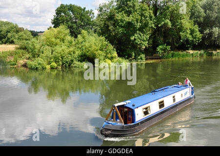 Berkshire - tamise à Sonning -- Vue du vieux pont étroit passage - bateau - Reflets dans l'eau - rives boisées- sun Banque D'Images