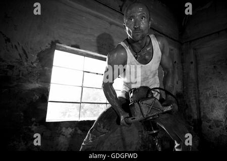 Culte du corps,concepts,hard,guy,la sueur,homme,force,foret,les travailleurs,les muscles Banque D'Images