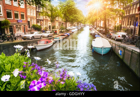 Des vélos sur le pont à Amsterdam Pays-Bas Banque D'Images