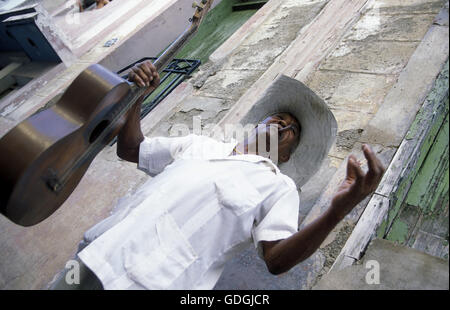 Un groupe de musique salsa sur le Cespedes Parce dans la ville de Santiago de Cuba à Cuba dans la mer des Caraïbes. Banque D'Images