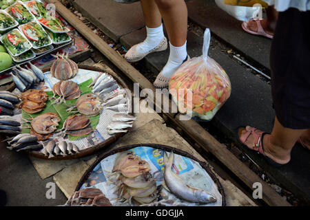 Le chemin de fer à la Markt Maeklong Maeklong gare la plus près de la ville de Bangkok en Thaïlande en Suedostasien. Banque D'Images