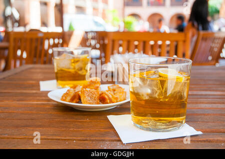 Deux verres de boisson gazeuse et tapa dans une terrasse. L'Espagne. Banque D'Images