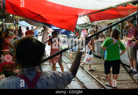 Le chemin de fer à la Markt Maeklong Maeklong gare la plus près de la ville de Bangkok en Thaïlande en Suedostasien. Banque D'Images