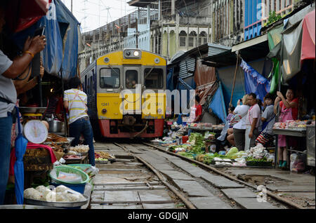 Le chemin de fer à la Markt Maeklong Maeklong gare la plus près de la ville de Bangkok en Thaïlande en Suedostasien. Banque D'Images