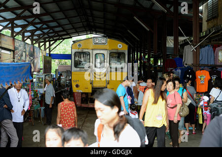 Le chemin de fer à la Markt Maeklong Maeklong gare la plus près de la ville de Bangkok en Thaïlande en Suedostasien. Banque D'Images