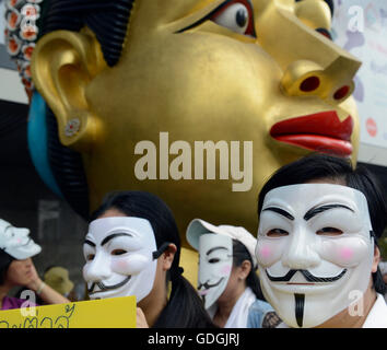 Une manifestation politique à Pratunam dans la ville de Bangkok en Thaïlande en Suedostasien. Banque D'Images