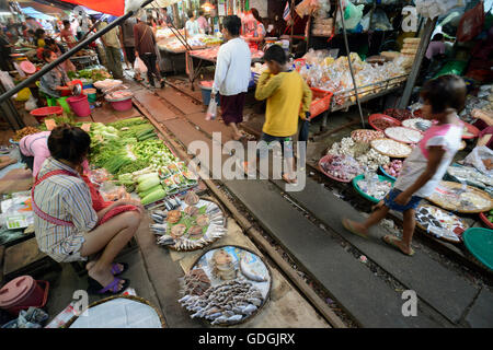 Le chemin de fer à la Markt Maeklong Maeklong gare la plus près de la ville de Bangkok en Thaïlande en Suedostasien. Banque D'Images