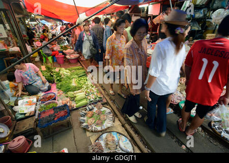 Le chemin de fer à la Markt Maeklong Maeklong gare la plus près de la ville de Bangkok en Thaïlande en Suedostasien. Banque D'Images