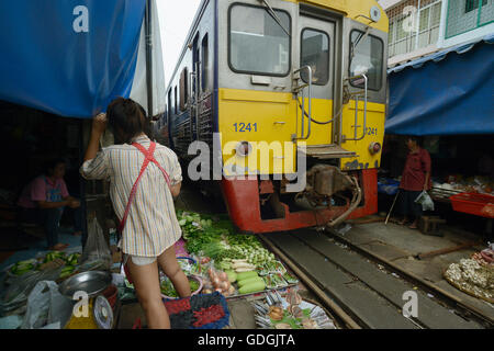 Le chemin de fer à la Markt Maeklong Maeklong gare la plus près de la ville de Bangkok en Thaïlande en Suedostasien. Banque D'Images