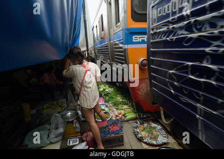 Le chemin de fer à la Markt Maeklong Maeklong gare la plus près de la ville de Bangkok en Thaïlande en Suedostasien. Banque D'Images