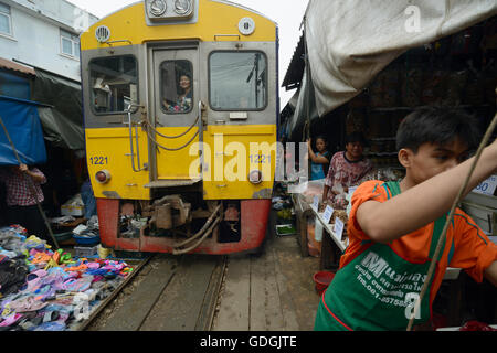 Le chemin de fer à la Markt Maeklong Maeklong gare la plus près de la ville de Bangkok en Thaïlande en Suedostasien. Banque D'Images