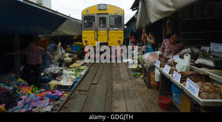 Le chemin de fer à la Markt Maeklong Maeklong gare la plus près de la ville de Bangkok en Thaïlande en Suedostasien. Banque D'Images