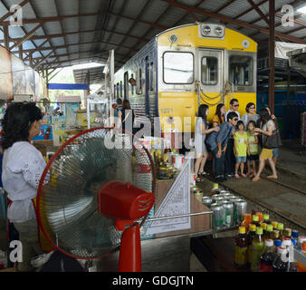 Le chemin de fer à la Markt Maeklong Maeklong gare la plus près de la ville de Bangkok en Thaïlande en Suedostasien. Banque D'Images