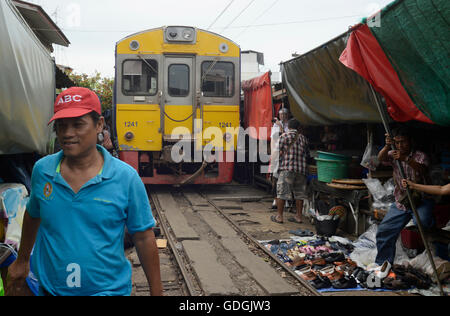 Le chemin de fer à la Markt Maeklong Maeklong gare la plus près de la ville de Bangkok en Thaïlande en Suedostasien. Banque D'Images