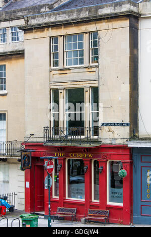 Le couvre-feu Ale House. Pub sur Cleveland Place dans le patrimoine mondial de l'UNESCO Ville de Bath, dans le Somerset, Angleterre Banque D'Images