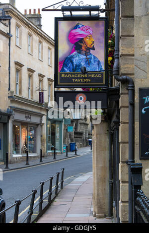 Saracens Head Tavern Public House. Pub sur vaste Steet dans le patrimoine mondial de l'UNESCO Ville de Bath, dans le Somerset, Angleterre Banque D'Images