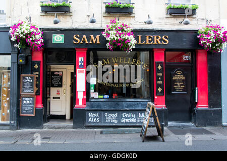 Sam Weller's Public House. Pub sur East Borough des murs dans le patrimoine mondial de l'UNESCO Ville de Bath, dans le Somerset, Angleterre Banque D'Images