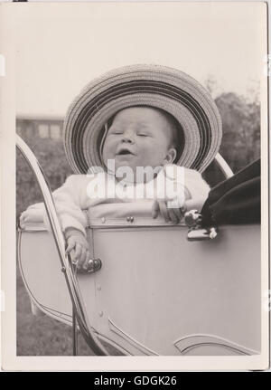 Vintage Baby dans la Pram portant un chapeau noir et blanc Banque D'Images