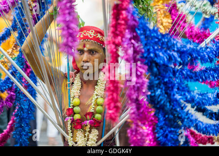 Un style indien Fire festival à pied dans la ville de Yangon au Myanmar en Southeastasia. Banque D'Images