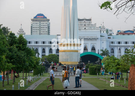 Le parc Maha Bandoola avec le Monument de l'indépendance de la ville de Yangon au Myanmar en Southeastasia. Banque D'Images