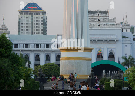 Le parc Maha Bandoola avec le Monument de l'indépendance de la ville de Yangon au Myanmar en Southeastasia. Banque D'Images