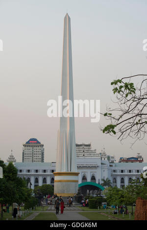 Le parc Maha Bandoola avec le Monument de l'indépendance de la ville de Yangon au Myanmar en Southeastasia. Banque D'Images