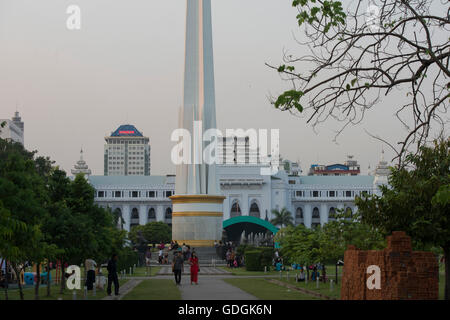 Le parc Maha Bandoola avec le Monument de l'indépendance de la ville de Yangon au Myanmar en Southeastasia. Banque D'Images