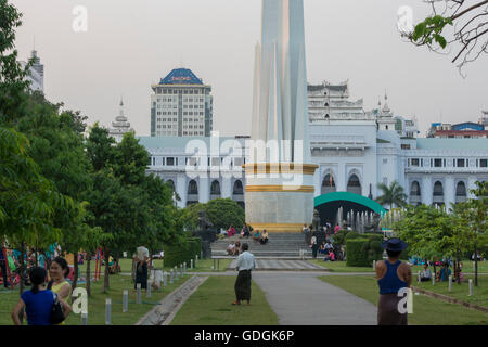 Le parc Maha Bandoola avec le Monument de l'indépendance de la ville de Yangon au Myanmar en Southeastasia. Banque D'Images