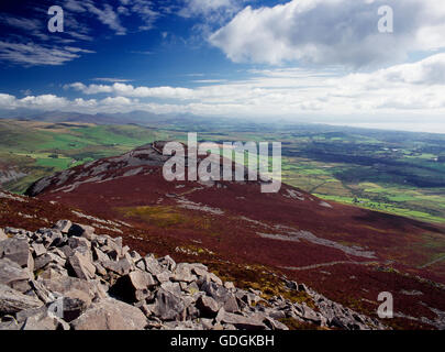Large vue E de sommet de l'EIFL a plus de Tre'r Ceiri Fortin (Ville de l'Giants) & NE partie de la péninsule de Lleyn à Snowdon. Banque D'Images
