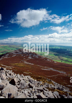 Large vue E de sommet de l'EIFL a plus de Tre'r Ceiri Fortin (Ville de l'Giants) & NE partie de la péninsule de Lleyn à Snowdon. Banque D'Images