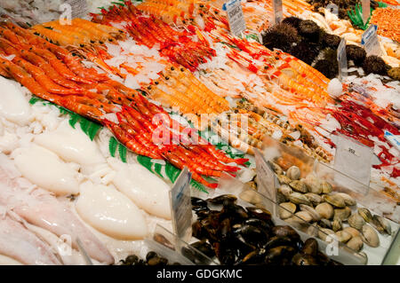 Des fruits de mer dans le poissonnier. Marché de San Antón, Madrid, Espagne. Banque D'Images