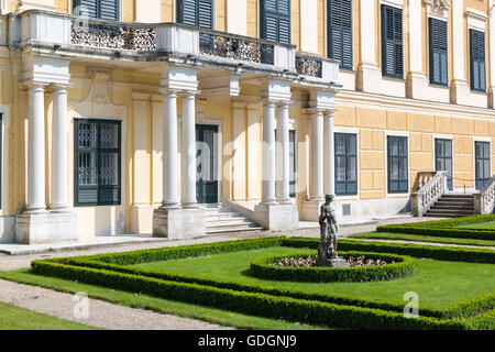 Façade ouest et la sculpture de Meleager dans Kammergarten Hietzing, jardins privé, Palais Schönbrunn à Vienne, Autriche Banque D'Images