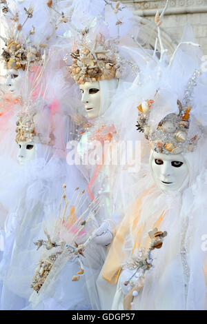 Des gens portant des masques volto au Carnaval de Venise. Banque D'Images