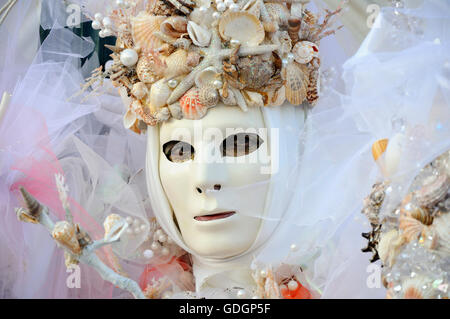 Homme portant volto masques au Carnaval de Venise. Banque D'Images