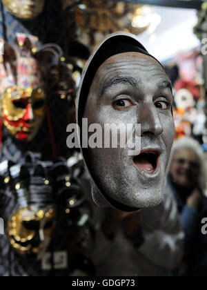 Homme peints argent dans cadre doré pendant le Carnaval de Venise Banque D'Images