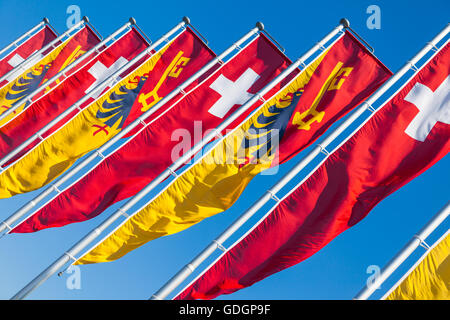 Drapeau suisse Canton de Genève et des bannières dans le vent du lac de Genève Banque D'Images