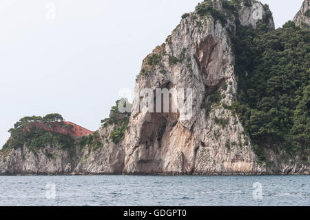 Une falaise rocheuse de côte sur l'île de Capri, Italie Banque D'Images