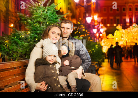 Close up of parents et enfants assis à city park Banque D'Images
