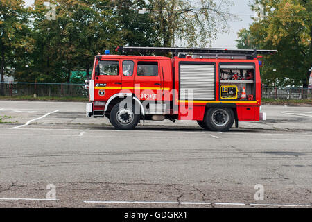 Vieux camion de pompiers renault de fire brigade polonaise seul au square Banque D'Images