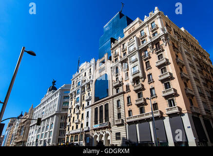 MADRID, ESPAGNE- 16 MARS 2016 : Gran Vía est une rue commerçante et haut de gamme situé dans le centre de Madrid. Rue est connu sous le nom de t Banque D'Images